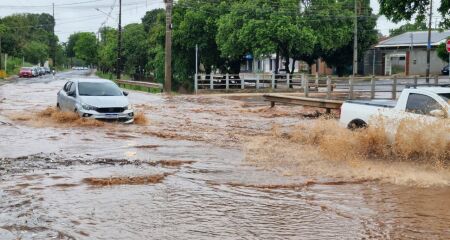 Chuva alagou ruas em Campo Grande e deixou rastro de lixo e sujeira em avenida