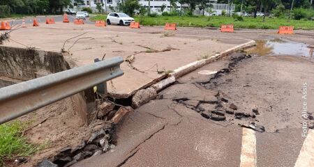 Asfalto cedeu, ferragens ficaram expostas e trânsito só flui em esquema de "um por vez", segundo Agetran