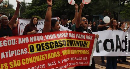 Manifestação denuncia problemas na educação, saúde e infraestrutura em Campo Grande