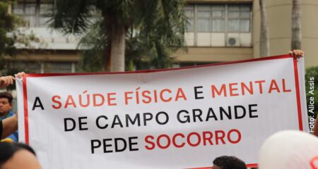 Grupo se reuniu em frente à prefeitura e pediu "Fora, Adriane Lopes" na tarde deste sábado.