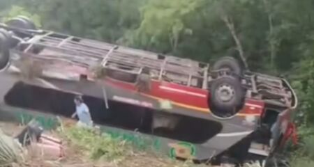 Veículo seguia de Santa Cruz de la Sierra para Puerto Quijarro quando saiu da pista