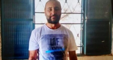 Ele foi achado sem vida dentro de casa