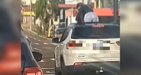 Cena chamou atenção de pedestres e motoristas que passavam pelo local