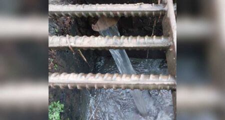 Segundo o morador, o mau cheiro é tão intenso que as famílias já não conseguem sequer fazer suas refeições dentro de casa