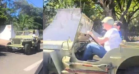 Trajada até com capacete, família chama atenção