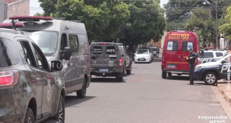 Homem se trancou em banheiro durante surto e feriu familiar; polícia e bombeiros atuaram na contenção