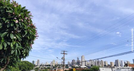 Céu amanhece com poucas nuvens em Campo Grande