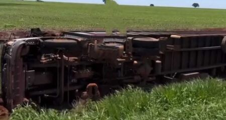 Acidente aconteceu de madrugada, mas ainda não se sabe o que poderia ter causado a queda do veículo