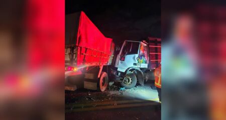 Trânsito foi completamente bloqueado nos dois sentidos; PRF está no local