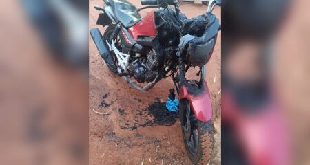 A frente da moto ficou destruída após um incêndio criminoso, e Zaqueu conta com a solidariedade popular para conseguir consertar o veículo