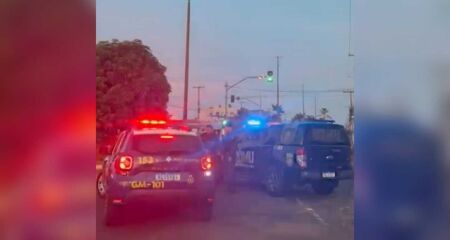 A perseguição começou no bairro Parati e terminou depois que o homem desceu do carro e tentou fugir a pé