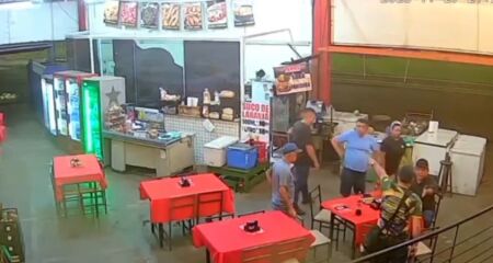 Momento de uma das ocorrências, onde homem invade mercado armado