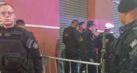 Detenção ocorre durante manifestação que cobra melhorias na saúde e infraestrutura da cidade