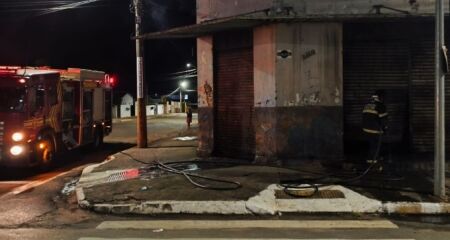 Prédio fica completamente destruído 