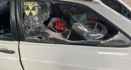 Mãe descobre importunação sexual contra filha e quebra carro de suspeito