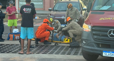 Homem recebe atendimento médico após colidir com picape