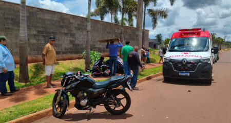 Socorristas atendem mulher ferida ao cair da moto