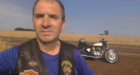 Edmilson em uma de suas viagens de motocicleta