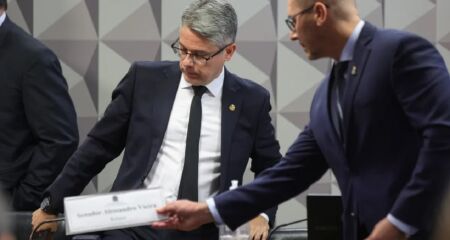 Senador criticou carona em jatinhos pagos pelo crime