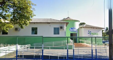 Decisão comunicada apenas em reunião deixa estudantes sem orientações oficiais sobre transferência e futuro acadêmico