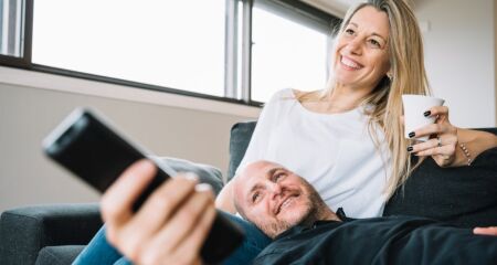 O romance que nasceu com o som da internet discada. Relembre a química perfeita de Tom Hanks e Meg Ryan de graça