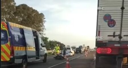 Uma ambulância da Motiva, responsável pelas rodovias, está no local