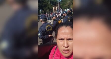 Elisângela sofreu para estender faixa no desfile