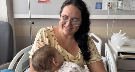 A mãe veio como acompanhante do filho, teve uma crise renal, fez cirurgia e os dois acabaram dividindo o mesmo quarto, por empatia da equipe da Caixa dos Servidores