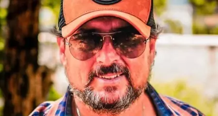 Cantor retornava de show em Curitiba quando sofreu acidente que também matou um integrante da equipe