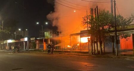 Fogo destrói loja inteira na divisa