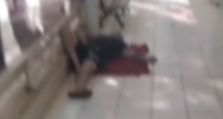 Paciente aguarda consulta no chão 