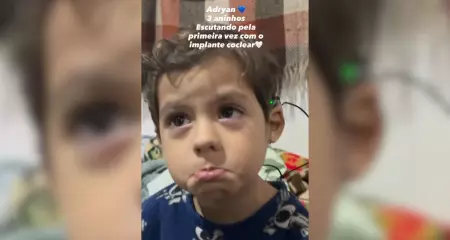 Regianne Karlla, de São Paulo, mostrou seu filho, Adryan, de 3 anos, escutando pela primeira vez na vida após a cirurgia de implante coclear