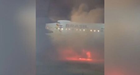 Segundo a Latam, os passageiros foram retirados do avião pela ponte de embarque e pela escorregadeira. Ninguém ficou ferido