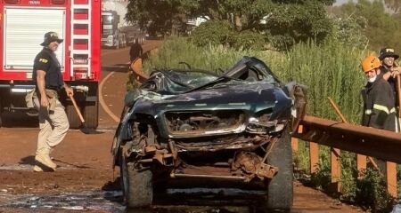 Acidente ocorreu durante a madrugada e envolveu três veículos