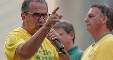 Em meio à repercussão da candidatura de Flávio Bolsonaro à presidência, o pastor disse que a direita faz a "esquerda dar gargalhadas"