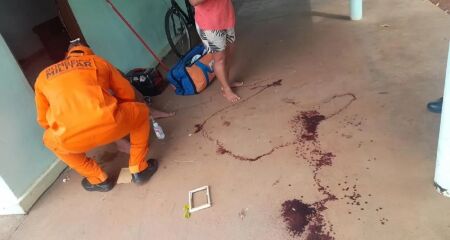 Vítima sofreu cortes na cabeça; suspeito está foragido