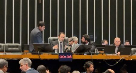Deputado Glauber Braga (PSol-RJ) ocupou a Mesa Diretora da Câmara em protesto contra a decisão de votar seu processo de cassação