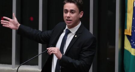 Nikolas Ferreira (PL-MG) reagiu após Flávio Bolsonaro afirmar que gostaria de ter o deputado mineiro como ministro caso assuma a Presidência
