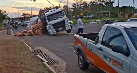 Motorista tentou fazer conversão quando carroceria se abriu, espalhando a carga pelo asfalto
