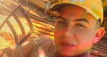 Vítima trabalhava no local quando foi surpreendida por atiradores; polícia investiga motivação do crime