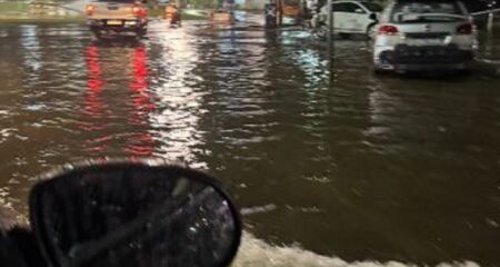 Água tomou conta de avenidas e impediu a passagem de veículos