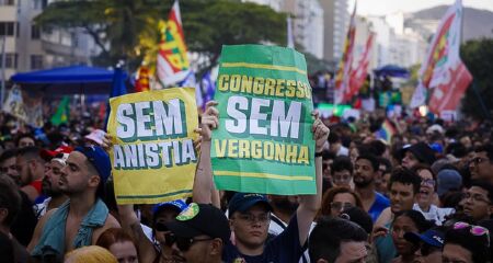 Ato protesta contra projeto aprovado na Câmara que reduz penas de envolvidos nos ataques de 8 de janeiro