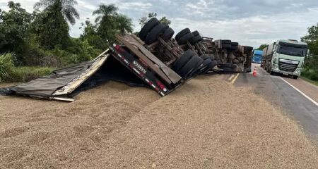 Com o tombamento, parte da carga de grãos de café ficou espalhada pela rodovia