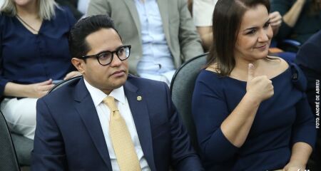Papy, presidente da Câmara, e Adriane, alvo de protestos