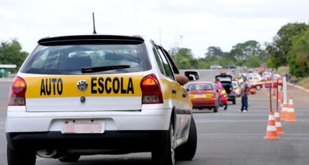 Fim da obrigatoriedade é proposta do governo federal para reduzir custo para tirar a Carteira Nacional de Habilitação