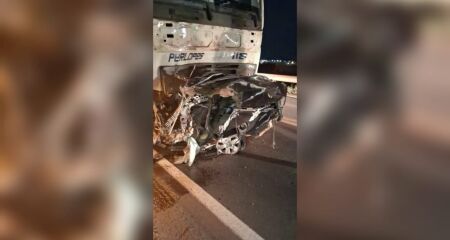 Equipes de resgate foram acionadas, mas condutor do carro não resistiu aos ferimentos