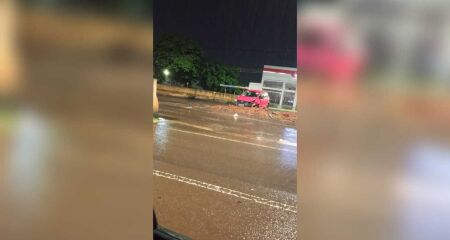 Na mesma avenida, o jovem Angelo Antônio Alvarenga morreu no último domingo após colidir também contra a mureta de proteção