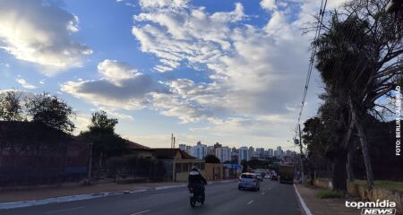 Céu amanhece com muitas nuvens em Campo Grande