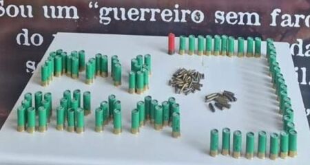 Ex-companheira denunciou a polícia a existência de armas e munições na casa do suspeito 