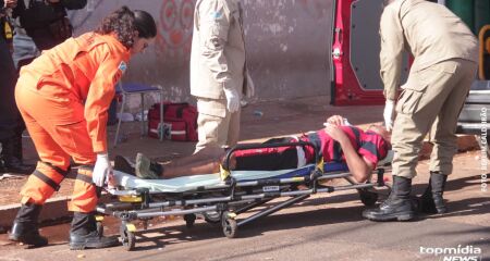 Homem é levado para receber atendimento médico